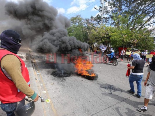 Oposición se toma varias vías en distintos puntos de la capital