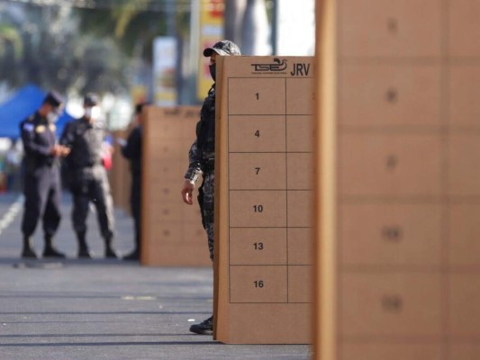 Mascarillas, empujones e irregularidades: así transcurren las elecciones en El Salvador (FOTOS)