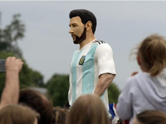 En honor al cumpleaños 31 de Messi, confiteros rusos fabrican un pastel de chocolate gigante