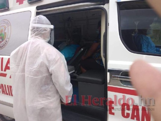 Un paciente de Cantarranas es trasladado en la ambulancia. Foto: El Heraldo