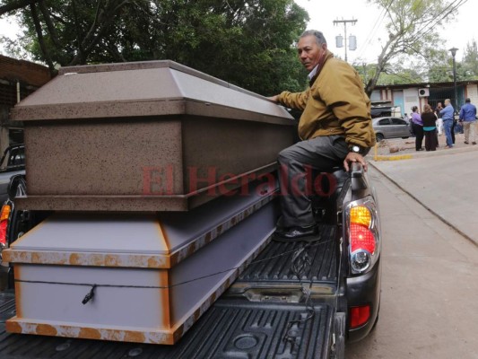 Los ataúdes de los hermanos Murillo Salgado fueron llevados en un mismo carro. Fotos Estalin Irías / EL HERALDO