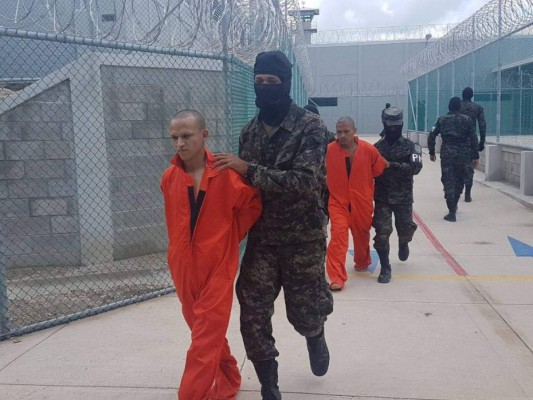 Con overol naranja y cabizbajos llegaron reos a la cárcel de 'El Pozo II'