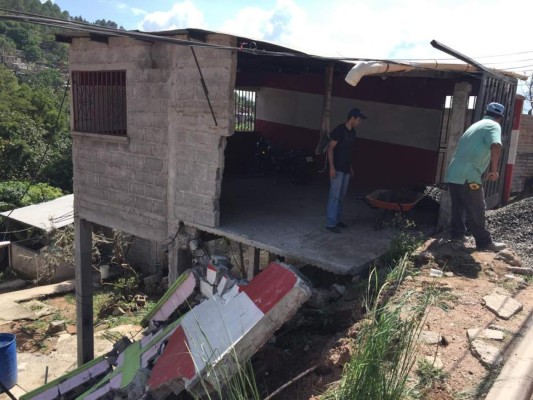 Muros ceden tras lluvias del fin de semana