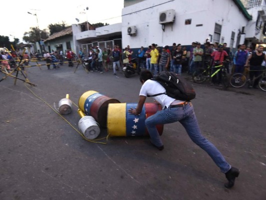 Militares venezolanos dispersan con gases lacrimógenos a manifestantes en puente fronterizo con Colombia