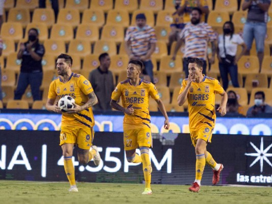 Tigres' Raymundo Fulgencio (C) celebrates after scoring against Leon during their Mexican Apertura 2021 tournament football match, at the Universitario stadium in Monterrey, Mexico, on September 11, 2021. (Photo by Julio Cesar AGUILAR / AFP)