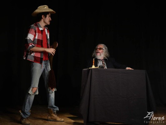 Grupo teatral Bambú actúa obra 'Farsa y justicia del señor juez'