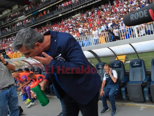 FOTOS: Golpes, empujones y gritos, así fue el altercado de Diego Vazquez en la cancha del Nacional
