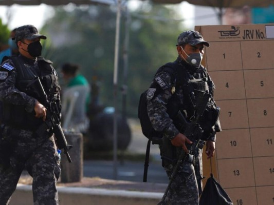 Mascarillas, empujones e irregularidades: así transcurren las elecciones en El Salvador (FOTOS)