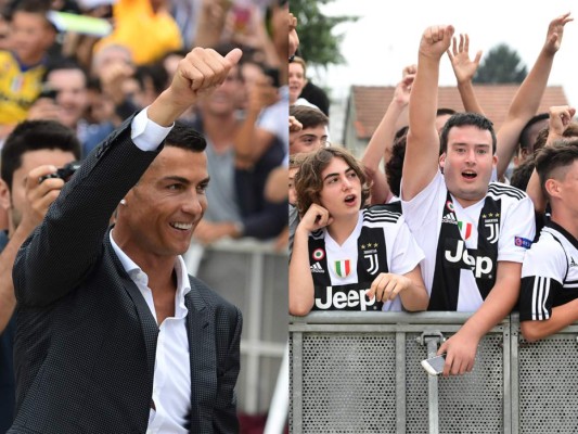 Miles de aficionados de la Juventus llegaron para la presentación de Cristiano Ronaldo la mañana de este lunes. Foto:AFP