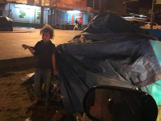 Dos hondureños y sus cuatro hijos viven en una improvisada choza de lona en la capital