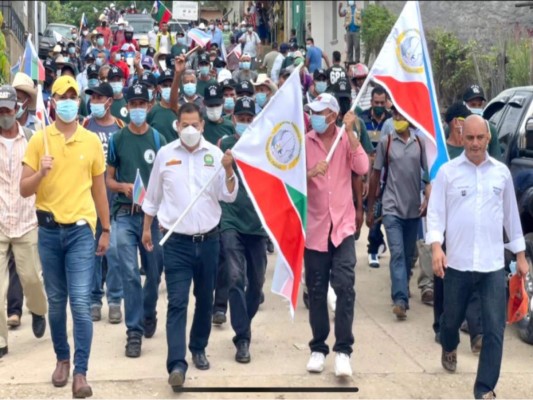 Con promesas y pidiendo voto en plancha, candidatos a la presidencia recorren Honduras (FOTOS)