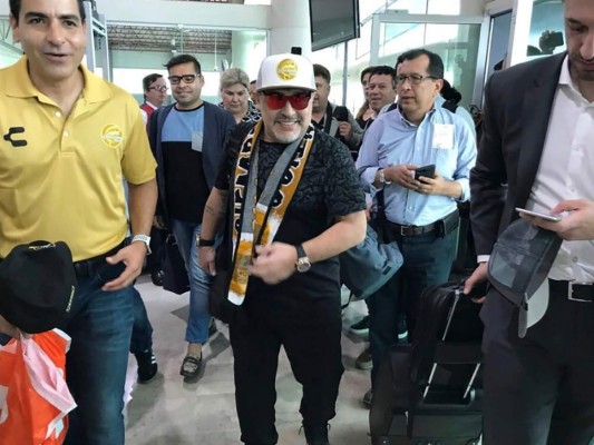 Presentan la camisa que Diego Armando Maradona usará como entrenador de Dorados