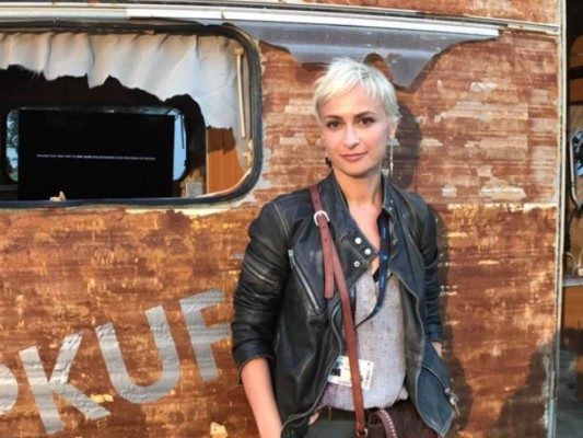 Padre de fotógrafa que mató Alec Baldwin rompe el silencio