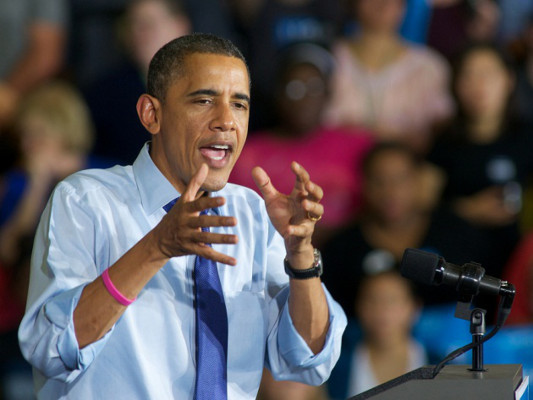 Obama continúa ofensiva contra Romney en economía