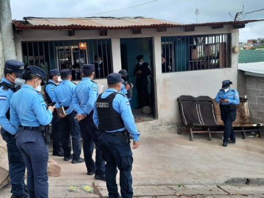 Entre llanto e impotencia velan a policías asesinados en la colonia Cerro Grande