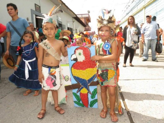 Colorido desfile de jardines escolares en Comayagua