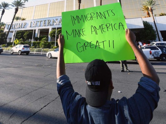 Papa Francisco desea que Donald Trump reconsidere la ley sobre los jóvenes