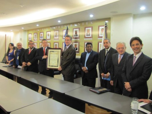 TSE entrega reconocimiento al PNUD