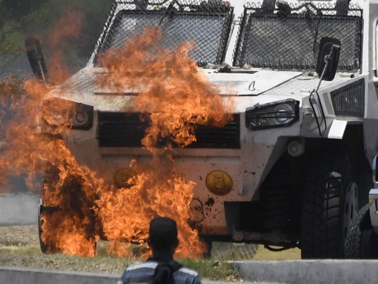 Fotos: Fuego, disparos y zozobra entre venezolanos por jornada de protestas