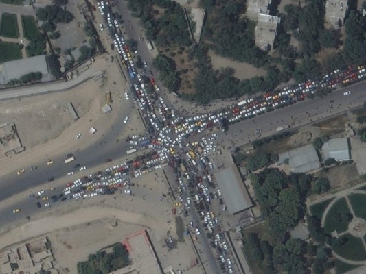 Disparos, empujones y desesperación: Momento en que afganos intentan escapar del aeropuerto