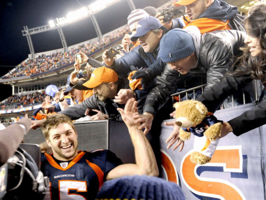 Tim Tebow, el 'quarterback de Dios' que hace milagros