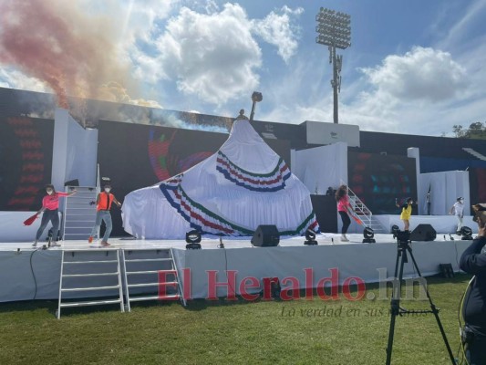 Angie Flores encanta a sus fans con canciones folclóricas e inmenso vestido en el Bicentenario