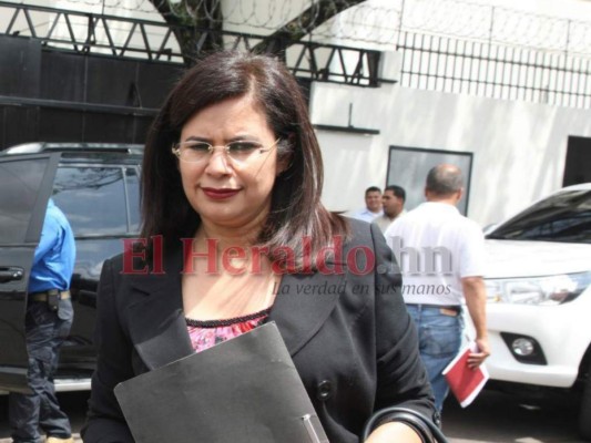 Rixi Moncada denuncia prevaricato administrativo por la no inscripción de Roberto Contreras