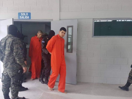 Con overol naranja y cabizbajos llegaron reos a la cárcel de 'El Pozo II'