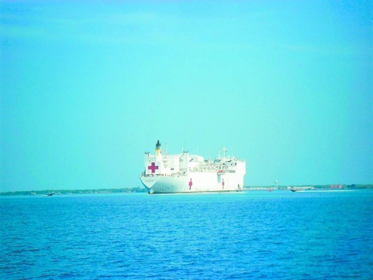 Al menos 1,400 pacientes diarios atienden en barco hospitalario