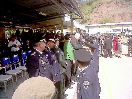 'Pepe' Lobo preside ceremonia de ascenso de 194 oficiales de la Policía Nacional