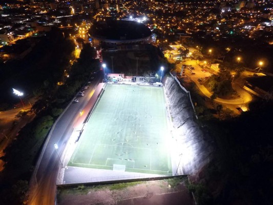 Tradicionales centros deportivos sirven de gimnasios comunitarios