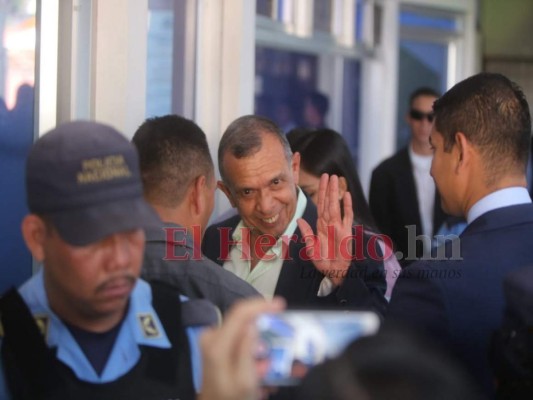 FOTOS: Así llegó Pepe Lobo al Tribunal para oír pena contra Rosa Elena