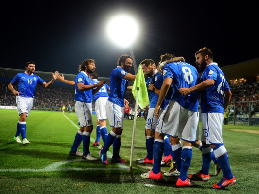 España, Alemania e Italia ganan sin brillo, Inglaterra empata en casa