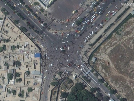 Disparos, empujones y desesperación: Momento en que afganos intentan escapar del aeropuerto