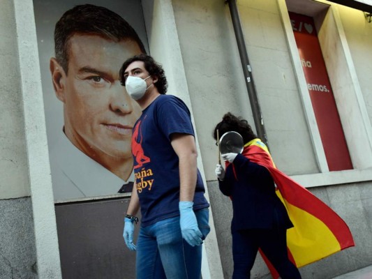 Españoles apoyan confinamiento mientras suceden protestas antigobierno