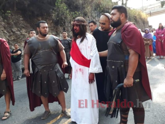 La capital revive la Pasión de Cristo con tradicionales vía crucis