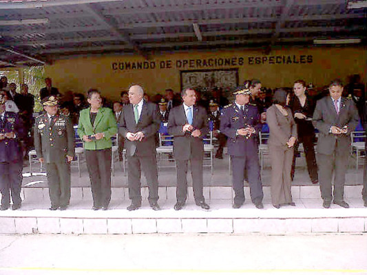 'Pepe' Lobo preside ceremonia de ascenso de 194 oficiales de la Policía Nacional
