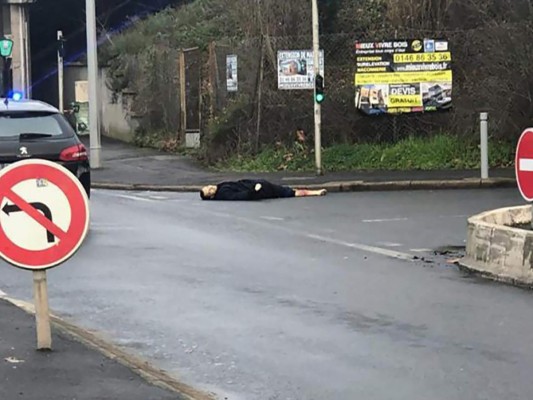 Francia investiga apuñalamiento en París como un acto terrorista