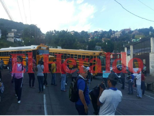 Policía desaloja a pobladores que mantenían tomada la carretera al sur