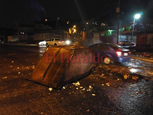 ¡Precaución! Enormes piedras obstaculizaron calles del anillo periférico tras tomas de la Alianza