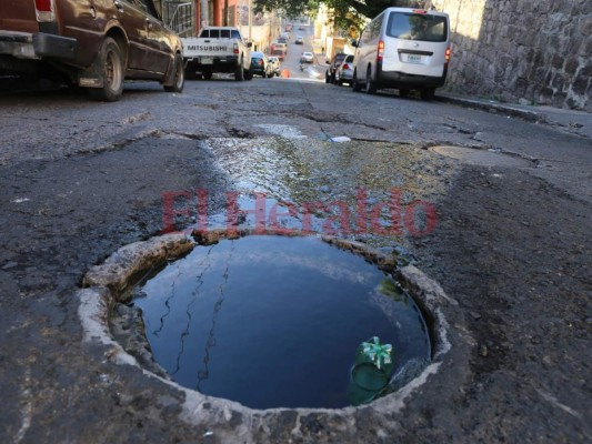 Se forman grietas en una calle del barrio La Leona a causa del derrame de agua