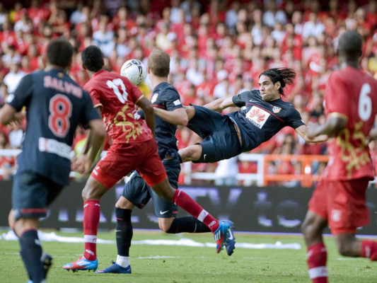 Radamel Falcao se luce con golazo de 'tijera'