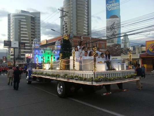 Hermoso desfile de carrosas en la capital hondureña