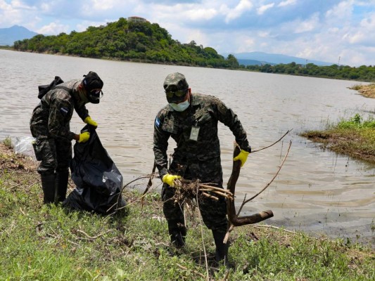 Guardia de Honor Presidencial realiza trabajos de limpieza en la represa Los Laureles