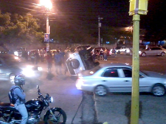 Hombres armados y con pasamontañas se accidentan en la colonia Kennedy