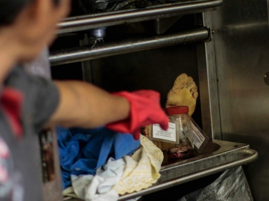 En la calurosa Acapulco, los cadáveres saturan las neveras de la morgue