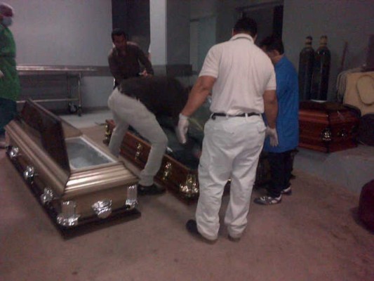 Retiran cuerpos de piloto y pasajeros de avión