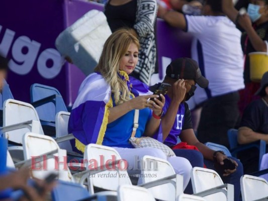 Bellezas hondureñas y salvadoreñas engalanan el estadio Cuscatlán (Fotos)