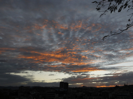 Formaciones naturales que flotan en el cielo