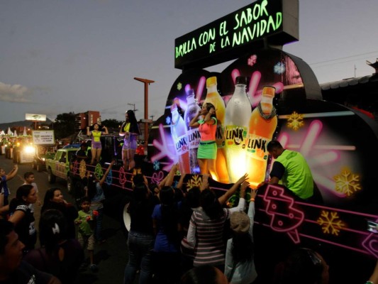 Hermoso desfile de carrosas en la capital hondureña